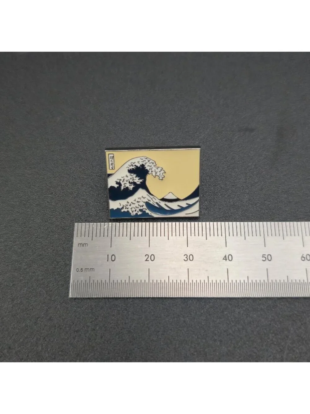 The Great Wave off Kanagawa Enamel Pin - Hokusai Japanese Art A7353 - Picture 4 of 5